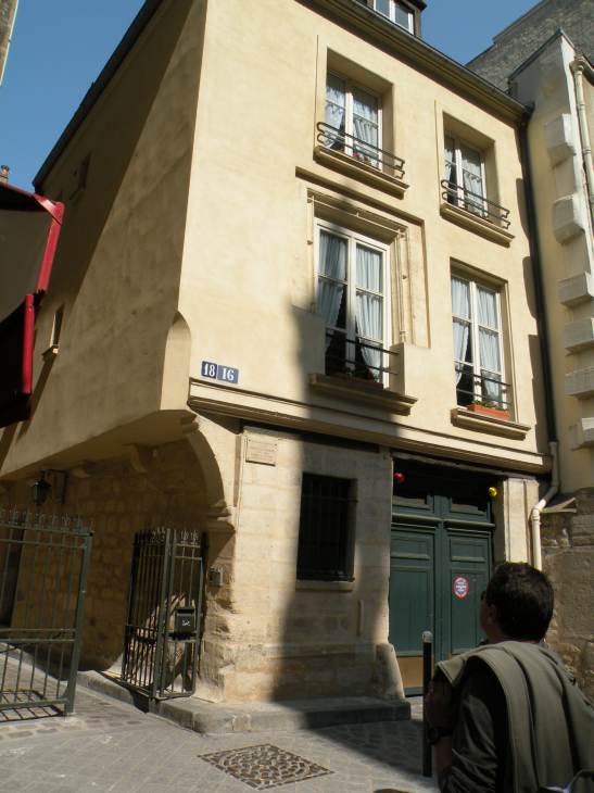  dans cet immeuble a vécu Jean Leymarie (1919-2006), homme de lettres, historien de l'Art